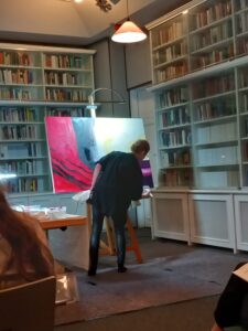 14.10.2025: Anja von Wins bei der Arbeit während des Klavierspiels