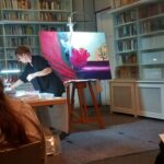 14.10.2025: Anja von Wins bei der Arbeit während des Klavierspiels