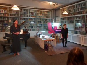 14.10.2025: Heike Angela Moser und Anja von Wins bei der Artperformance im HHI