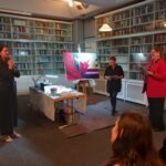 14.10.2025: Dr. Sabine-Brenner-Wilczek dankt den Künstlerinnen Heike Angela Moser und Anja von Wins nach Abschluss des schönen Abends