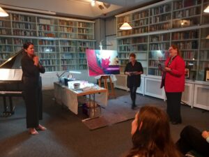 14.10.2025: Dr. Sabine-Brenner-Wilczek dankt den Künstlerinnen Heike Angela Moser und Anja von Wins nach Abschluss des schönen Abends