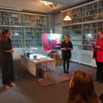 14.10.2025: Dr. Sabine-Brenner-Wilczek dankt den Künstlerinnen Heike Angela Moser und Anja von Wins nach Abschluss des schönen Abends