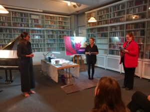 14.10.2025: Dr. Sabine-Brenner-Wilczek dankt den Künstlerinnen Heike Angela Moser und Anja von Wins nach Abschluss des schönen Abends