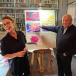 14.10.2025: Die Künstlerin Anja von Wins vor ihren kleinen Bilder nach dem 1. Teil mit Manfred Hill (Bild: Hagen Lippe-Weißenfeld)