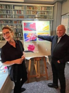 14.10.2025: Die Künstlerin Anja von Wins vor ihren kleinen Bilder nach dem 1. Teil mit Manfred Hill (Bild: Hagen Lippe-Weißenfeld)
