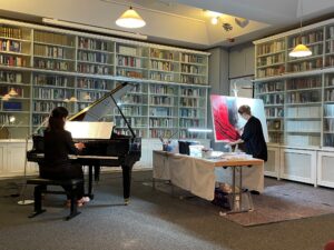 14.10.2025: Die beiden Künstlerinnen Heike Angela Moser und Anja von Wins in gemeinsamer Aktion (Bild: Hagen Lippe-Weißenfeld)