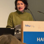 20.10.2025: Miriam Koch, die Beigeordnete für Kultur und Integration, begrüßt die zahlreich erschienenen Gäste