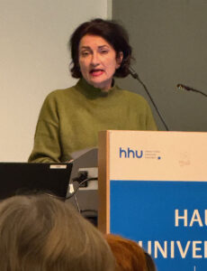 20.10.2025: Miriam Koch, die Beigeordnete für Kultur und Integration, begrüßt die zahlreich erschienenen Gäste