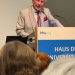 20.10.2025: Wolfgang Rolshoven, Antisemitismusbeauftragter der Landeshauptstadt Düsseldorf, begrüßt die Gäste.
