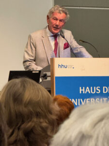 20.10.2025: Wolfgang Rolshoven, Antisemitismusbeauftragter der Landeshauptstadt Düsseldorf, begrüßt die Gäste.