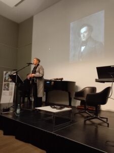 20.10.2025 - Haus der Universität Düsseldorf: Die Sängerin Rosi Dasch bei der Präsentation von Liedern aus dem Ghetto von Vilnius, anlässlich der Ehrung für Felix Mendelssohn Bartholdy. Am Klavier Robert Boden.