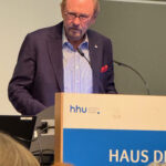 20.10.2025: Reinold Hahlhege, Baas der Düsseldorfer Jonges, begrüßt die Gäste.