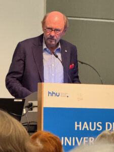 20.10.2025: Reinold Hahlhege, Baas der Düsseldorfer Jonges, begrüßt die Gäste.