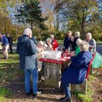 6.11.-11.11.2025 Musikvereins-Kulturreise nach Potsdam-Berlin: Nach dem Start in Düsseldorf folgt auf der Autobahn das üppige Picknick mit vielen Gerichten, Rotwein und alkoholfreien Getränken. Diesmal bei herrlichem Sonnenschein und Prachtwetter für die ganze Reise.