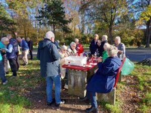 6.11.-11.11.2025 Musikvereins-Kulturreise nach Potsdam-Berlin: Nach dem Start in Düsseldorf folgt auf der Autobahn das üppige Picknick mit vielen Gerichten, Rotwein und alkoholfreien Getränken. Diesmal bei herrlichem Sonnenschein und Prachtwetter für die ganze Reise.