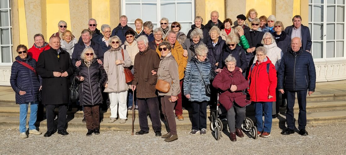 MV-Kulturreise vom 6.11.-11.11. Potsdam- Berlin: Gruppenfoto vor Schloss Sanssouci