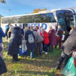 6.11.-11.11.2025 Musikvereins-Kulturreise nach Potsdam-Berlin: Nach dem Start in Düsseldorf folgt auf der Autobahn das üppige Picknick mit vielen Gerichten, Rotwein und alkoholfreien Getränken. Diesmal bei herrlichem Sonnenschein und Prachtwetter für die ganze Reise.