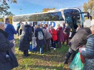 6.11.-11.11.2025 Musikvereins-Kulturreise nach Potsdam-Berlin: Nach dem Start in Düsseldorf folgt auf der Autobahn das üppige Picknick mit vielen Gerichten, Rotwein und alkoholfreien Getränken. Diesmal bei herrlichem Sonnenschein und Prachtwetter für die ganze Reise.