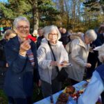 6.11.-11.11.2025 Musikvereins-Kulturreise nach Potsdam-Berlin: Nach dem Start in Düsseldorf folgt auf der Autobahn das üppige Picknick. Hier fröhlich beisammen: Franzis Hill u. Barbara Gehrke (v.l.).