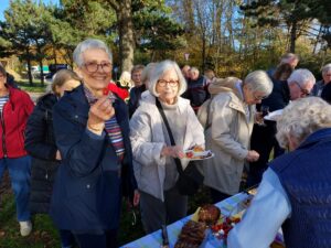 6.11.-11.11.2025 Musikvereins-Kulturreise nach Potsdam-Berlin: Nach dem Start in Düsseldorf folgt auf der Autobahn das üppige Picknick. Hier fröhlich beisammen: Franzis Hill u. Barbara Gehrke (v.l.).
