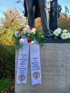 4.11.2025 - Schleifentexte am Mendelssohn Denkmal mit dem Aufruf unsere jüdischen Mitbürgerinnen und Mitbürger vor allem jetzt zu schützen und sich vor sie zu stellen um eine Verfemung zu verhindern.