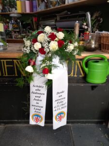 4.11.2025 - Schleifentexte am Mendelssohn Denkmal mit dem Aufruf unsere jüdischen Mitbürgerinnen und Mitbürger vor allem jetzt zu schützen und sich vor sie zu stellen um eine Verfemung zu verhindern.