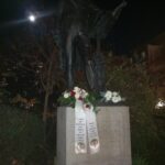 Am 5.11.2025 durften wir den sog. Supermond erleben, der das Mendelssohn-Denkmal beschien und an dem glücklicherweise die Schleifen nicht beeinträchtigt, d.h. zerstört, wurden.