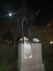 Am 5.11.2025 durften wir den sog. Supermond erleben, der das Mendelssohn-Denkmal beschien und an dem glücklicherweise die Schleifen nicht beeinträchtigt, d.h. zerstört, wurden.