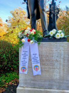 4.11.2025 - Schleifentexte am Mendelssohn Denkmal mit dem Aufruf unsere jüdischen Mitbürgerinnen und Mitbürger vor allem jetzt zu schützen und sich vor sie zu stellen um eine Verfemung zu verhindern.