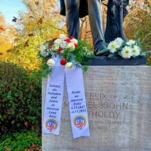 4.11.2025 - Schleifentexte am Mendelssohn Denkmal mit dem Aufruf unsere jüdischen Mitbürgerinnen und Mitbürger vor allem jetzt zu schützen und sich vor sie zu stellen um eine Verfemung zu verhindern.