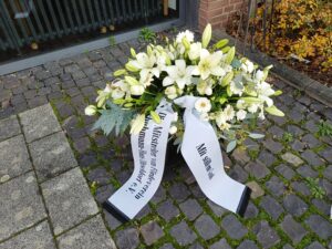 16.12.2025: Trauerfeier für Dr. Edgar Jannott in der Lukaskirche Kaarst-Holzbüttgen. Hier das Blumengesteck der Mitstreiter im Förderverein Schumannhaus-Düsseldorf (Dr. Wulff Aengevelt, Dirk Grolman, F.W. Hempel, Herbert Hennig, Manfred Hill)