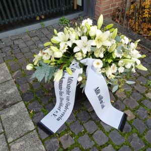 16.12.2025: Trauerfeier für Dr. Edgar Jannott in der Lukaskirche Kaarst-Holzbüttgen. Hier das Blumengesteck der Mitstreiter im Förderverein Schumannhaus-Düsseldorf (Dr. Wulff Aengevelt, Dirk Grolman, F.W. Hempel, Herbert Hennig, Manfred Hill)