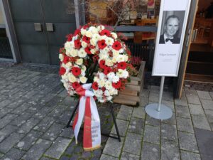 16.12.2025: Trauerfeier für Dr. Edgar Jannott in der Lukaskirche Kaarst-Holzbüttgen. Hier der Kranz des Oberbürgermeisters der Landeshauptstadt Düsseldorf Dr. Stephan Keller