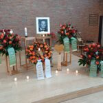 16.12.2025: Trauerfeier für Dr. Edgar Jannott in der Lukaskirche Kaarst-Holzbüttgen. Hier die Gedenkanordnung der Familie am Altar der Kirche.