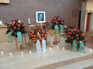 16.12.2025: Trauerfeier für Dr. Edgar Jannott in der Lukaskirche Kaarst-Holzbüttgen. Hier die Gedenkanordnung der Familie am Altar der Kirche.