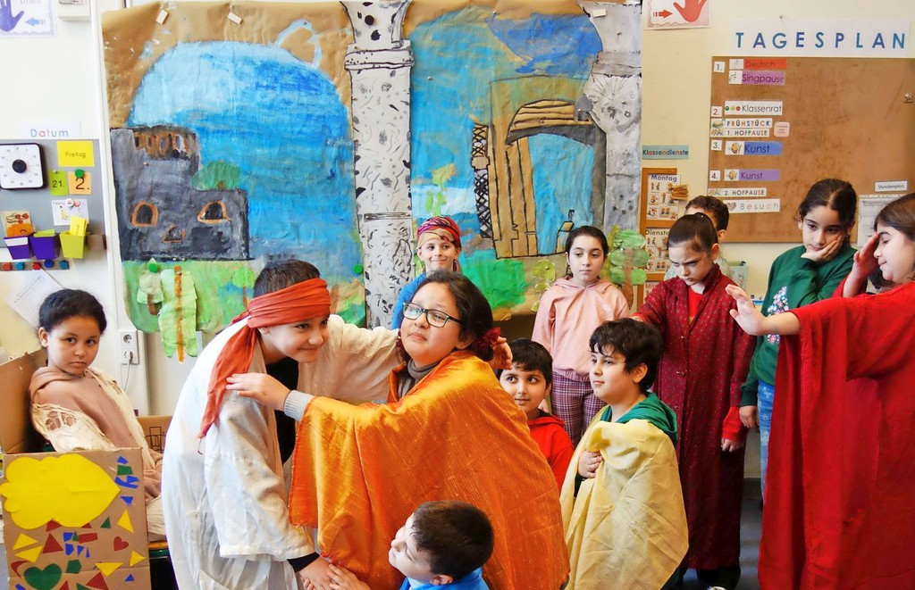 4.12.2025 - Ausstellung "Die Düsseldorfer Maler in der Schule" im Stadtmuseum Düsseldorf. Ausstellung des Vereins "Unsere Straßen - unsere Künstler": Kinder der GGS Stoffeler Straße stellen in "Lebenden Bildern" die Joseph-Geschichte aus dem alten Testament nach Bildern von Wilhelm von Schadow und Peter von Cornelius dar.