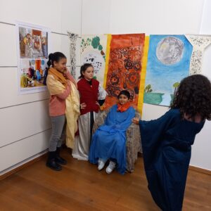 4.12.2025 - Ausstellung "Die Düsseldorfer Maler in der Schule" im Stadtmuseum Düsseldorf. Ausstellung des Vereins "Unsere Straßen - unsere Künstler": Kinder der GGS Stoffeler Straße stellen in "Lebenden Bildern" die Joseph-Geschichte aus dem alten Testament nach Bildern von Wilhelm von Schadow und Peter von Cornelius dar.