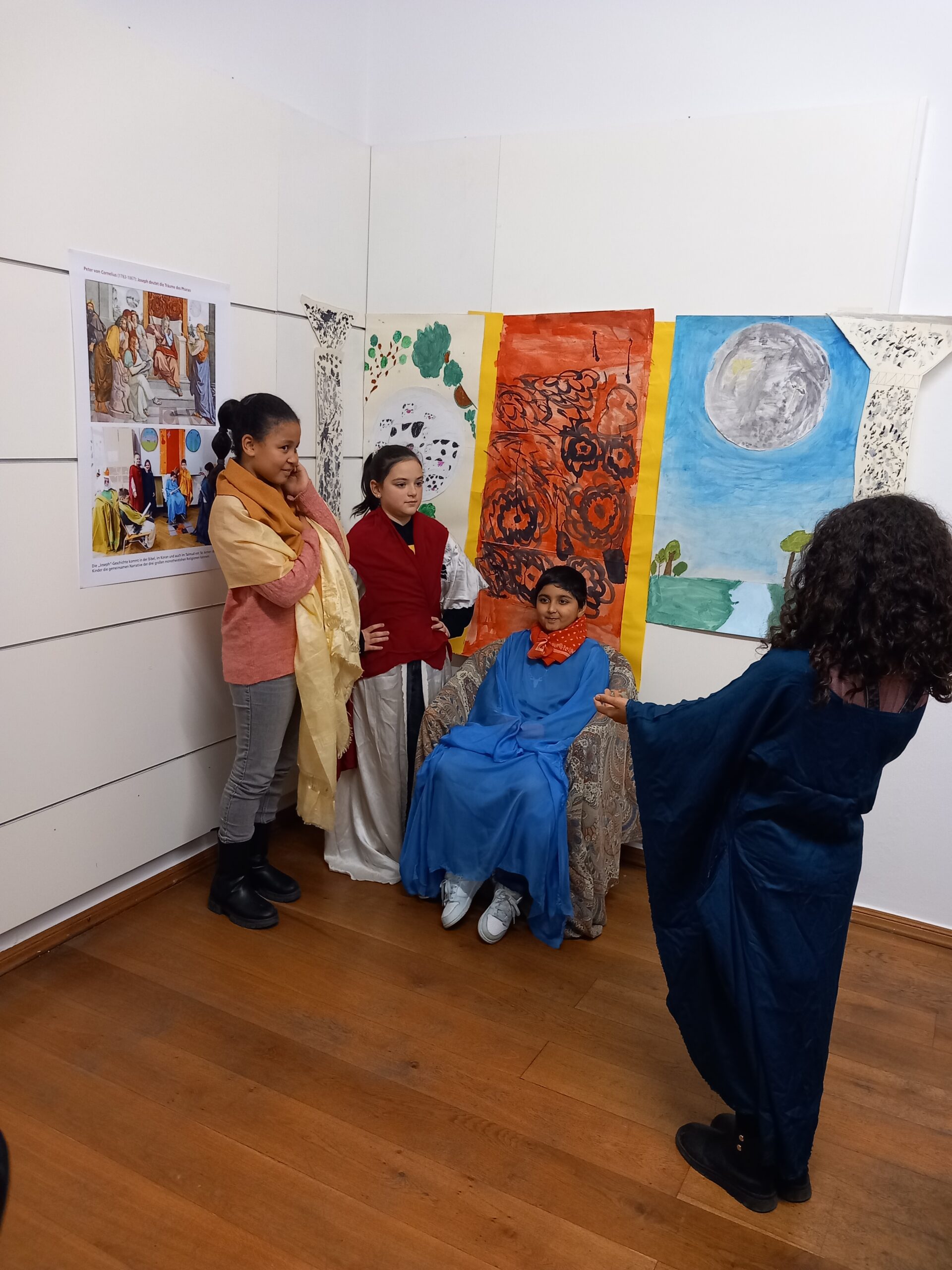 4.12.2025 - Ausstellung "Die Düsseldorfer Maler in der Schule" im Stadtmuseum Düsseldorf. Ausstellung des Vereins "Unsere Straßen - unsere Künstler": Kinder der GGS Stoffeler Straße stellen in "Lebenden Bildern" die Joseph-Geschichte aus dem alten Testament nach Bildern von Wilhelm von Schadow und Peter von Cornelius dar.
