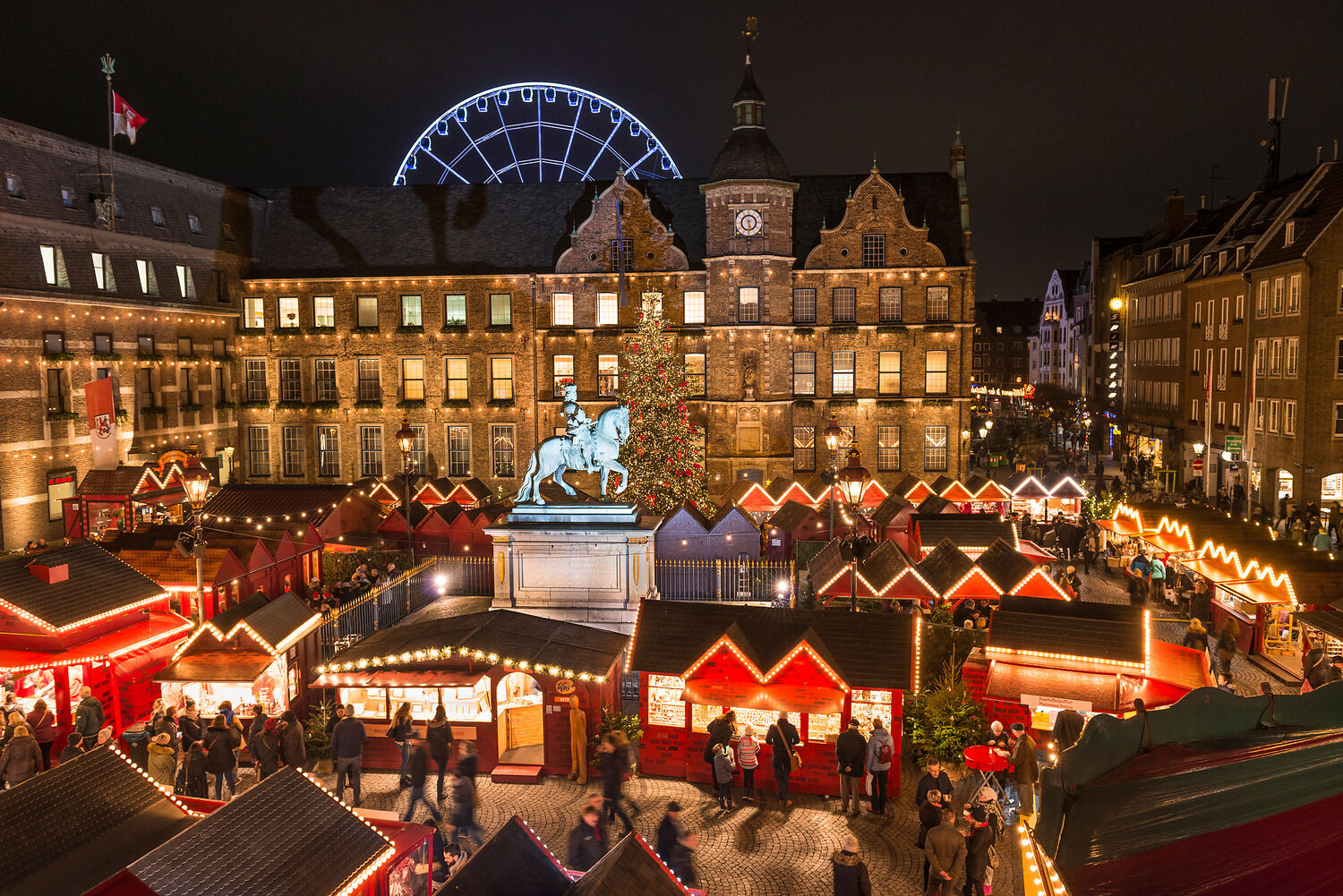 Weihnachten in Düsseldorf: Weihnachtsmarkt auf dem Rathausplatz im Schatten Jan Wellems (c) Düsseldorf Tourismus-Andreas Jung - CC BY-SA