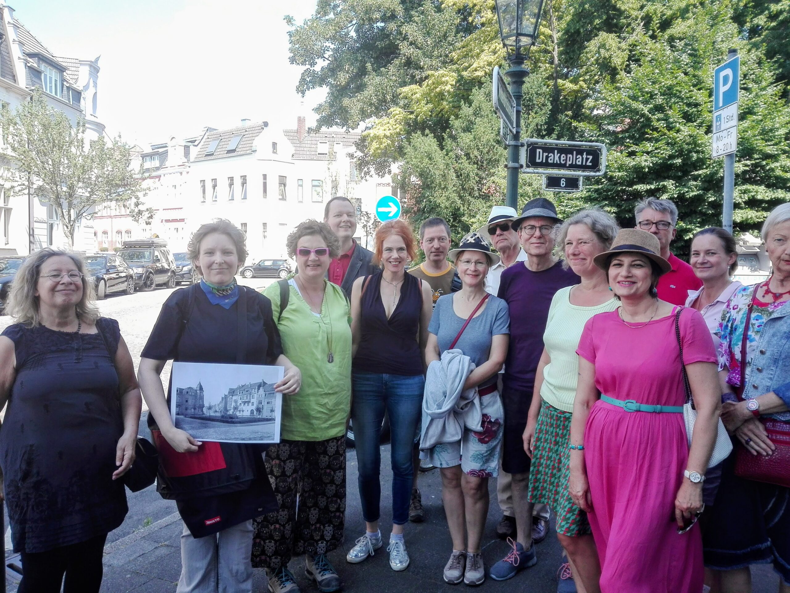 2018-Jubiläumsjahr: Unter Führung von Frau Dr. Sträter und Herrn Lehl von der Robert-Schumann-Hochschule fanden die sog. "Musikmeilen" statt. Führungen und kulturellen Gesichtspunkten durch viele Stadtteile von Düsseldorf - hier Oberkassel am Drakeplatz. 2. v.l. Frau Dr. Sträter und 4.v.l. Herr Lehl.