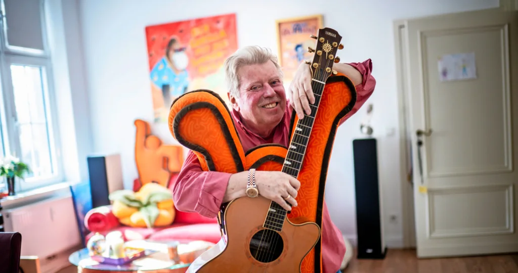 Rosin, Volker - Düsseldorfer Liedermacher und Spezialist für Kinderlieder wie z.B. "Der Gorilla mit der Sonnenbrille", ein beliebtes Lied im Liederprogramm unserer SingPause-Düsseldorf.