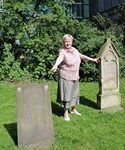 Angelika Liedhegener auf dem historischen Golzheimer Friedhof in Düsseldorf