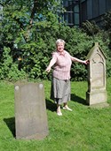 Angelika Liedhegener auf dem historischen Golzheimer Friedhof in Düsseldorf