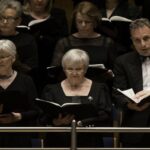 Angelika Liedhegener, hier noch im Alt, neben Tenor Prof. Dr. Thomas Ostermann. Später wechselte Angelika in den Tenor und konnte sich mit der Stimme ihres Nachbarn schon einmal eingewöhnen in ihre Mitwirkung als Dame im Tenor.