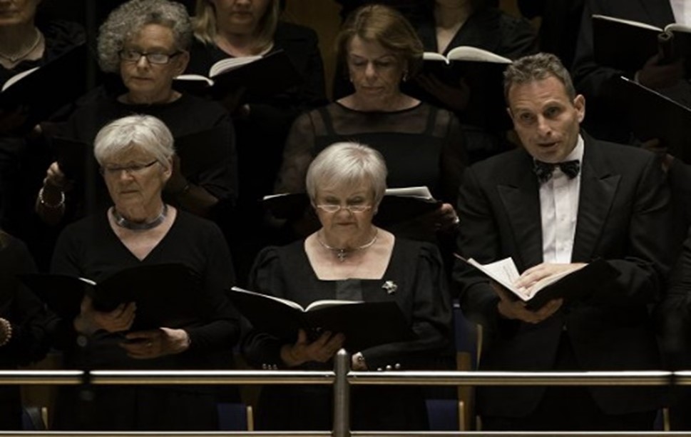 Angelika Liedhegener, hier noch im Alt, neben Tenor Prof. Dr. Thomas Ostermann. Später wechselte Angelika in den Tenor und konnte sich mit der Stimme ihres Nachbarn schon einmal eingewöhnen in ihre Mitwirkung als Dame im Tenor.