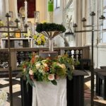 Angelika Liedhegener: Trauerfeier am 16.4.2026 in St. Andreas. Die Die Urne von Angelika mit dem schönen Blumenschmuck (Bild: Werner Pfaffen)