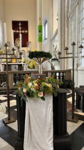 Angelika Liedhegener: Trauerfeier am 16.4.2026 in St. Andreas. Die Die Urne von Angelika mit dem schönen Blumenschmuck (Bild: Werner Pfaffen)