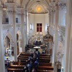 Angelika Liedhegener: Trauerfeier am 16.4.2026 in St. Andreas. Die Trauergemeinde auf dem Weg zum Altar zur Ehrung von Angelika (Bild: Georg Lauer/MV)