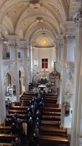 Angelika Liedhegener: Trauerfeier am 16.4.2026 in St. Andreas. Die Trauergemeinde auf dem Weg zum Altar zur Ehrung von Angelika (Bild: Georg Lauer/MV)