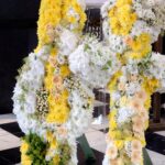 Angelika Liedhegener: Trauerfeier am 16.4.2026 in St. Andreas. Blumenschmuck am Altar (Bild: Georg Lauer/MV)